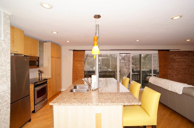Foto del edificio - 1617 Maple Terrace