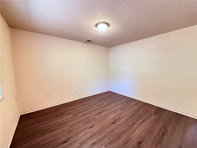 Foto del edificio - 2310-2310 N Raven Ln