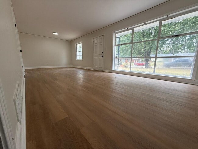 Building Photo - 3979 Thomas Ave