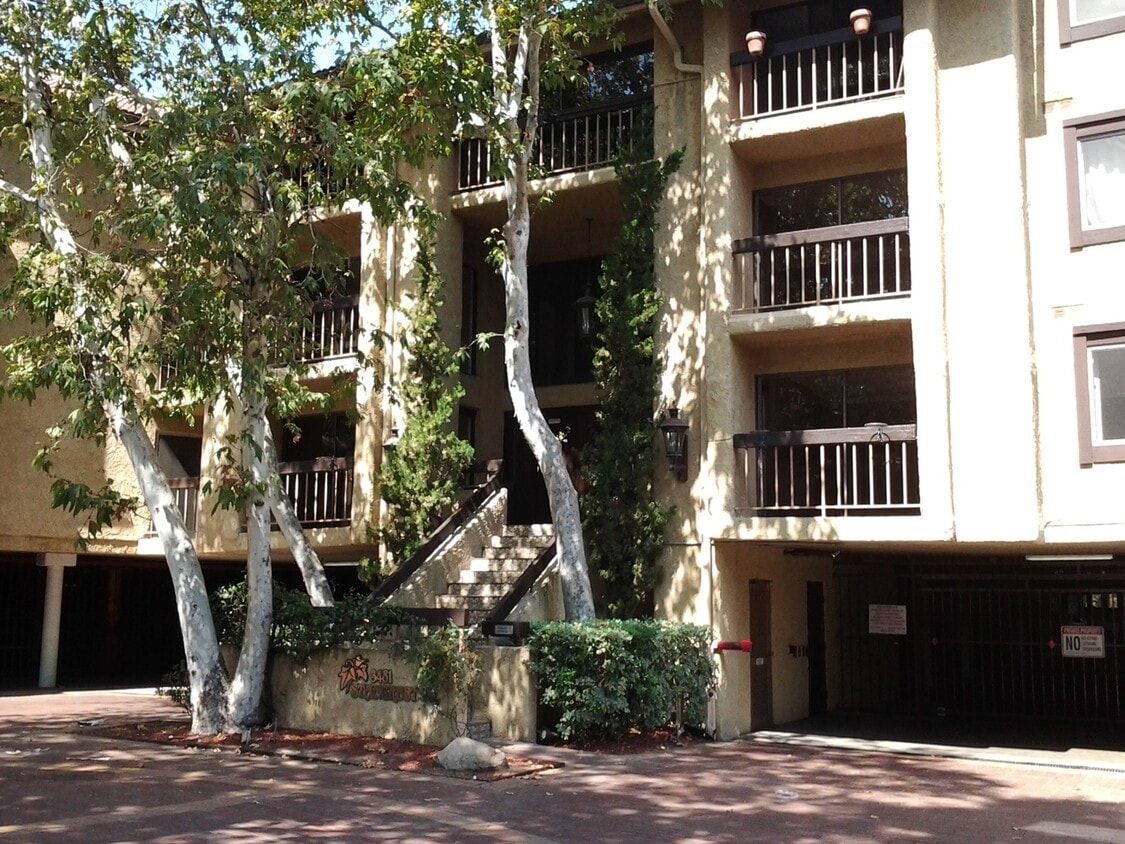 Primary Photo - COMING SOON!! Gorgeous condo with Amazing ...