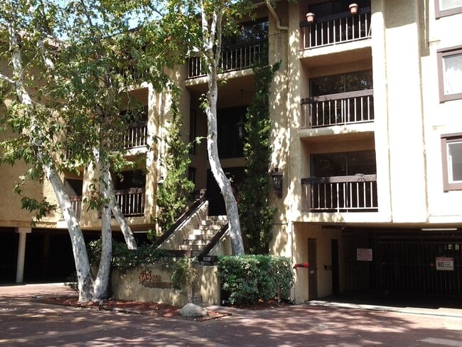 Building Photo - Gorgeous condo with Amazing Views!