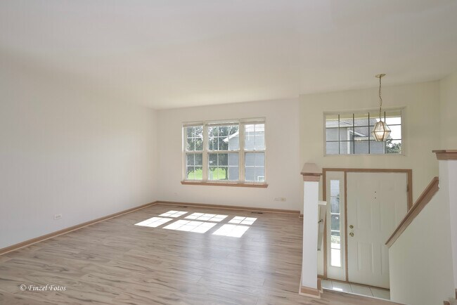 Foto del edificio - 923 Emerald Dr