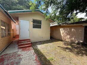 Building Photo - 906 SW 14th Ave