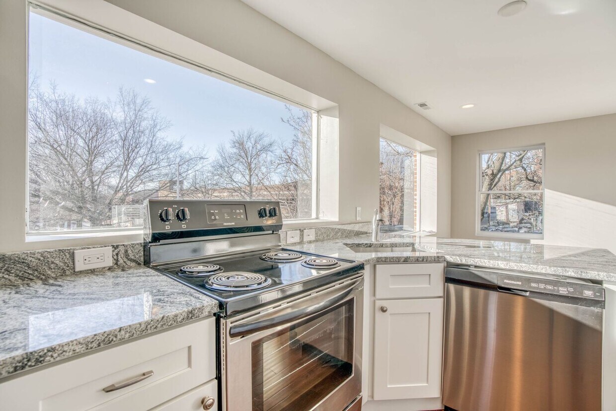 Foto principal - 1623 E Baltimore St