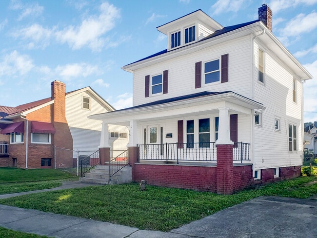 Spacious front porch - 1710 Jackson St