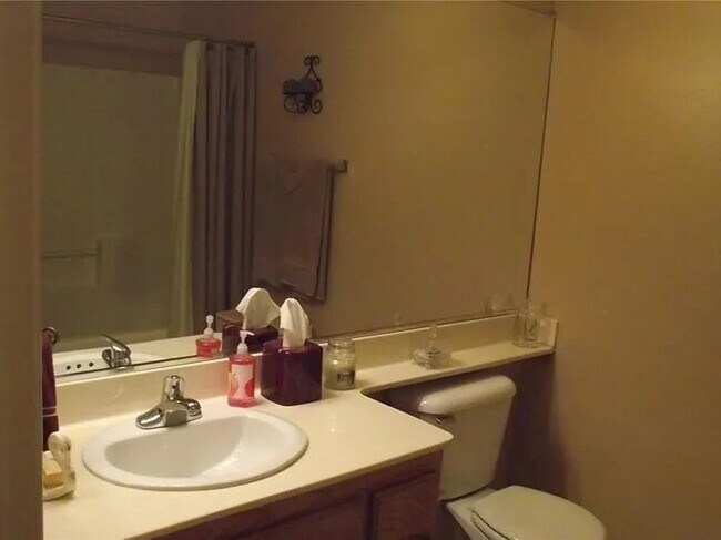 Foto del edificio - 130 S Barranca Ave