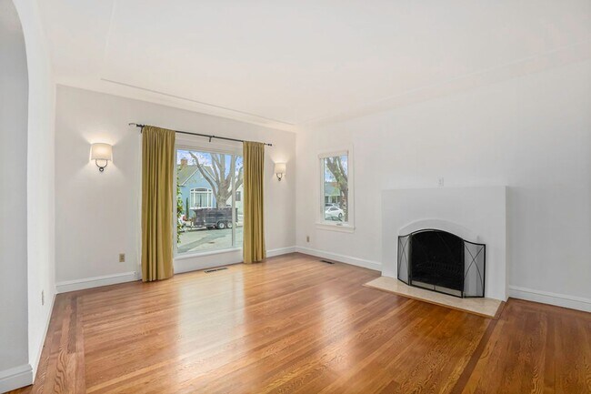 Building Photo - 919 Del Mar Ave