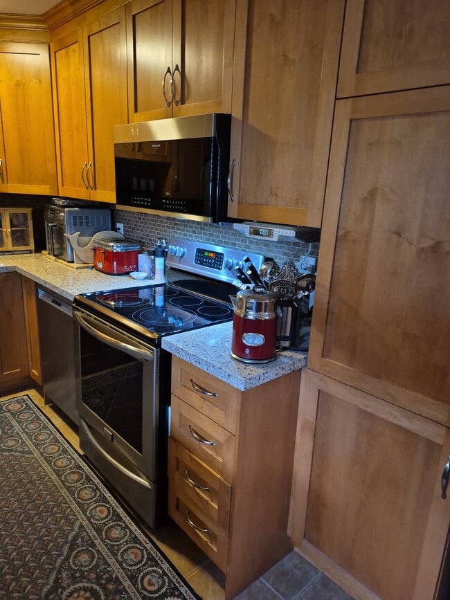 Building Photo - 25 Wellington Av E