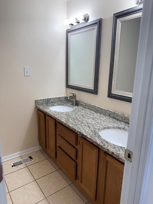 Foto del edificio - 3408 Littleleaf Pl