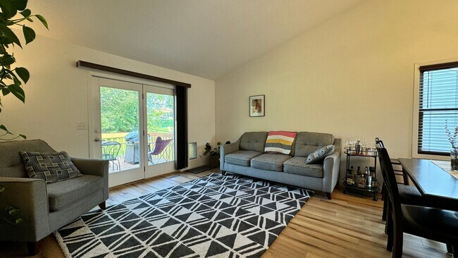 Foto del edificio - $1,800 | 3 Bedroom, 2 Bathroom Town Home |...
