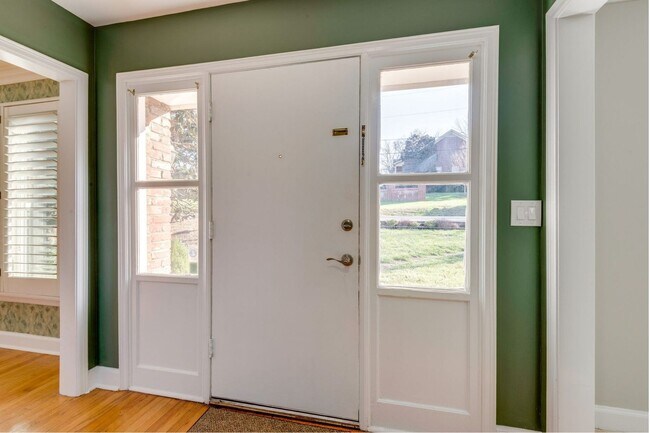 Foto del edificio - Spacious Green Hills Retreat | 3–4BR, 3BA ...