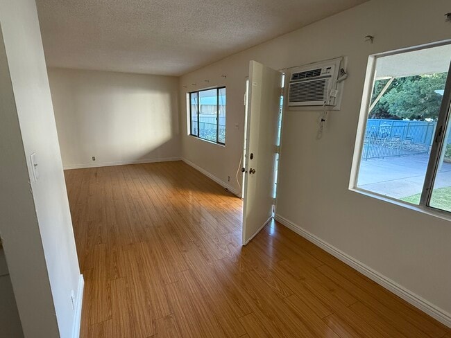 Building Photo - EllinCourt