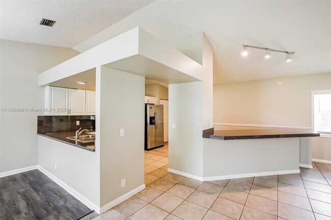 Building Photo - 899 Daffodil Dr