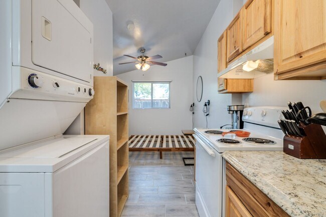 Building Photo - Furnished Casita