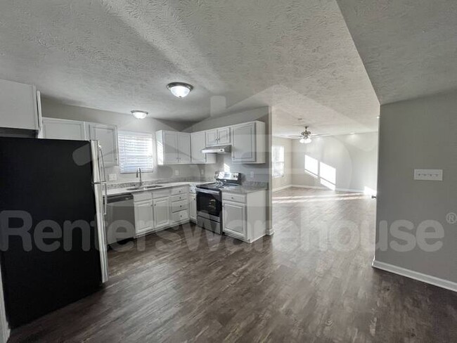 Building Photo - Beautiful & Newly Renovated 3 Bedroom/2.5 ...