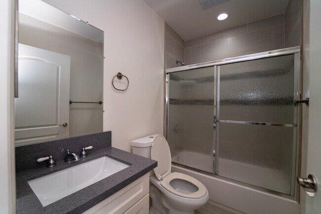 Building Photo - 633 N Berendo St