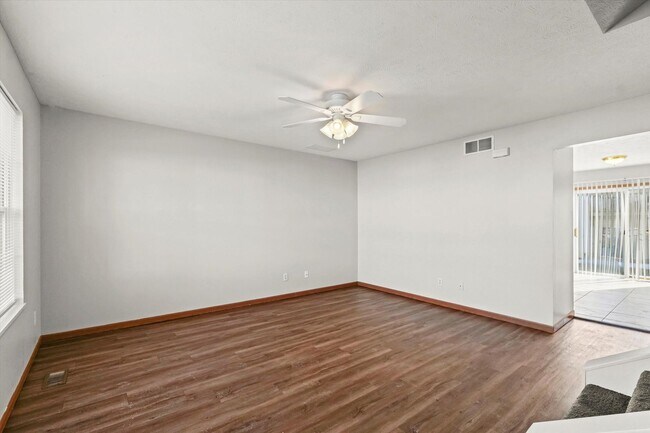 Foto del edificio - Well-Appointed 3-Bedroom, 3-Bathroom Townhome With Finished Basement and Patio