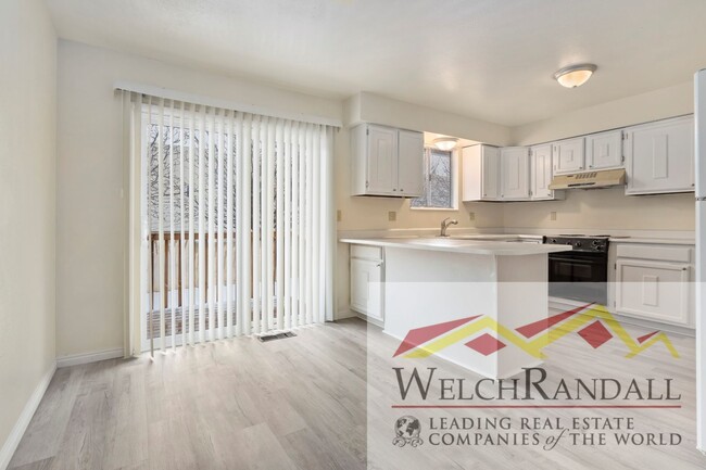 Building Photo - Charming 2 Bed 1.5 Bath Townhouse in West ...