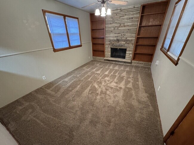 Building Photo - 900 N Redbarn Ln