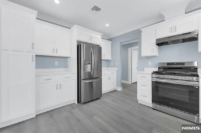 Foto del edificio - Renovated Modern 2 Bedroom -  No Fee