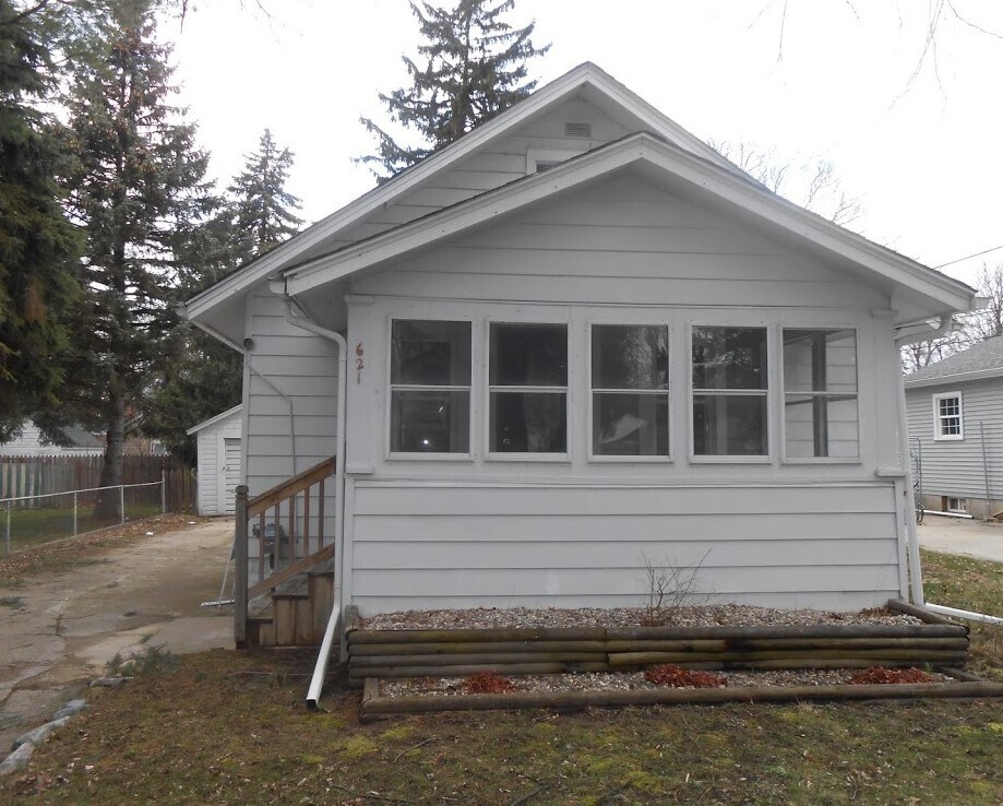621 Denver St, Lansing, MI 48910 House for Rent in Lansing, MI