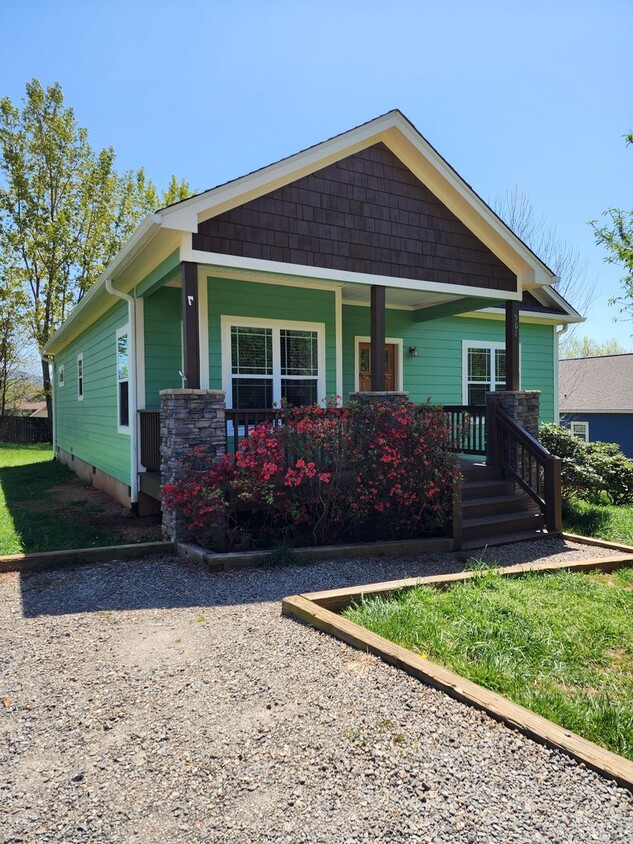 Foto principal - Renovated East Asheville Rental!