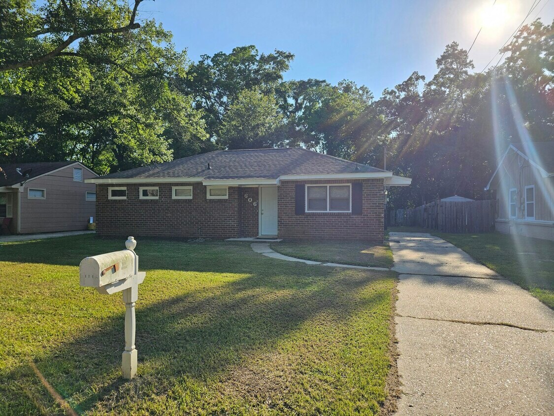 Primary Photo - 606 Louise Dr W