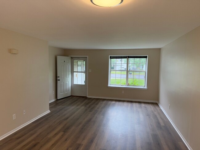 Building Photo - 565A Thrush Ct