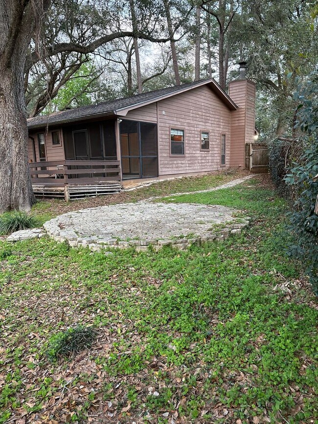 Foto del edificio - Great townhome in Brewster Estates!