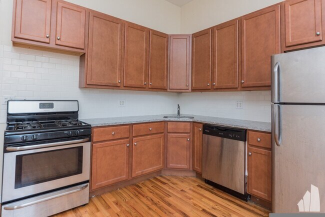 Foto del edificio - 2454 N Southport Ave