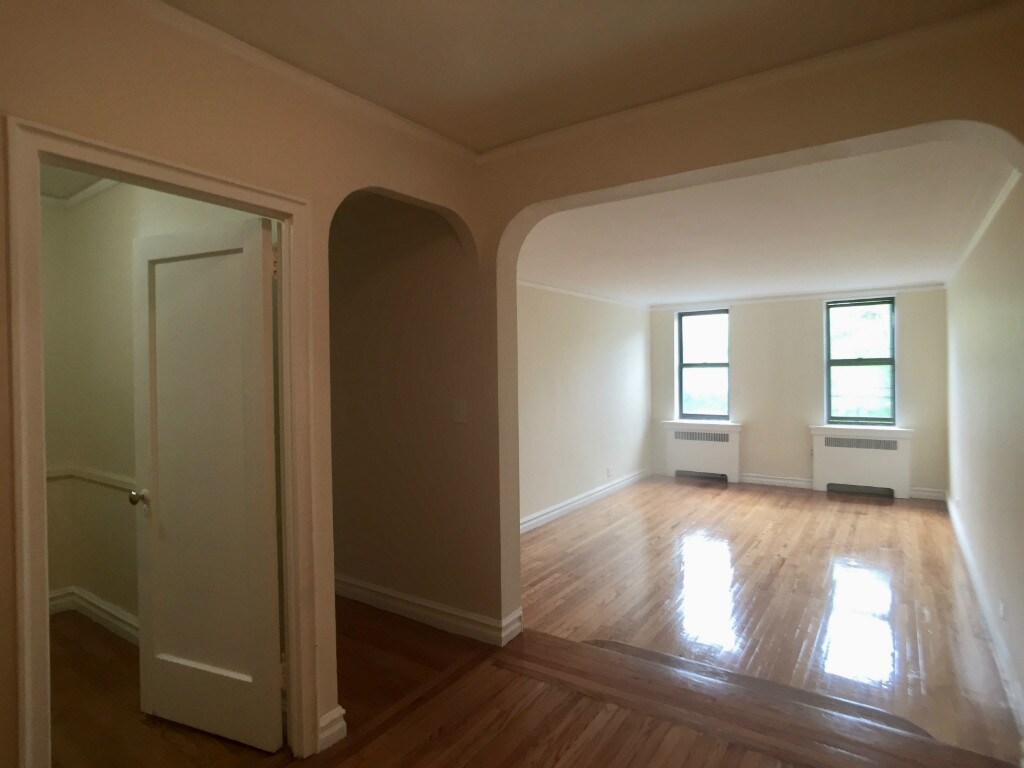 Primary Photo - 235 Seaman Ave