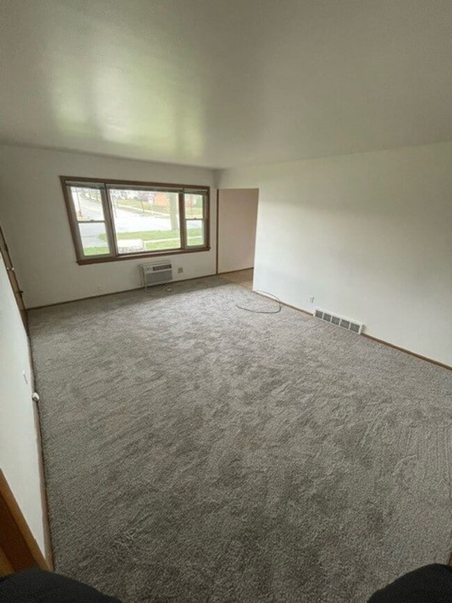 Building Photo - Charming & Bright 2-Bedroom Apartment in Milwaukee's Fairview Neighborhood!