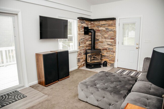Building Photo - FULLY FURNISHED SINGLE FAMILY HOME - INTER...