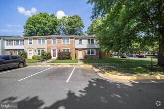 Building Photo - 5300 Larochelle Ct