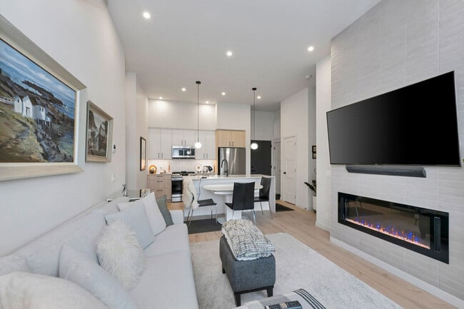 Building Photo - 967 Whirlaway Cres