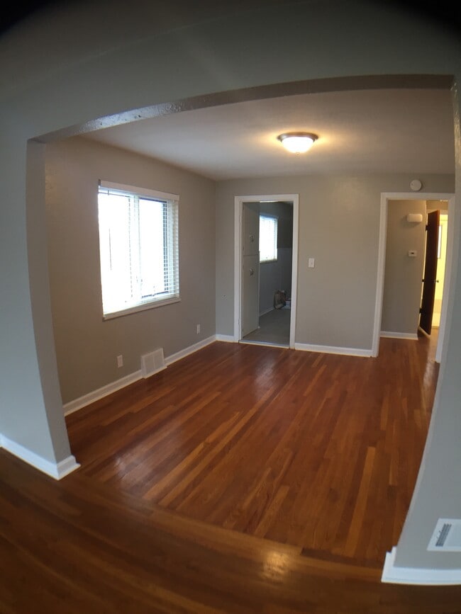 Large updated windows provide lots of light. - 66 Wiltshire Boulevard