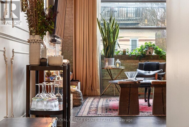 Photo du bâtiment - 365 Dundas St E