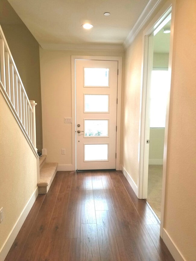 Foto del edificio - ALMOST NEW, SUPER CLEAN 2 BED, 2.5 BATHS, WOOD FLOORS, STAINLESS STEEL APPLIANCES, CLUBHOUSE WITH...