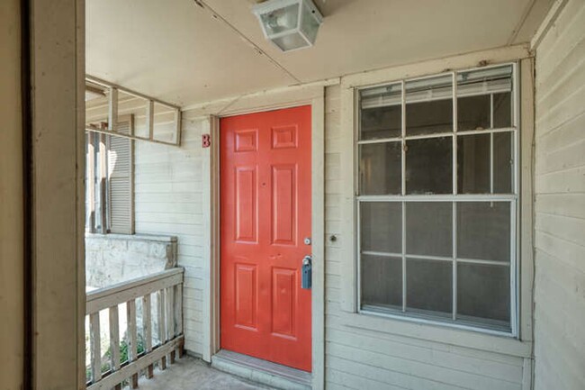 Foto del edificio - 1914 Gracy Farms Lane