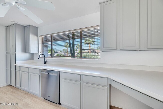Foto del edificio - 4521 N 75th Pl