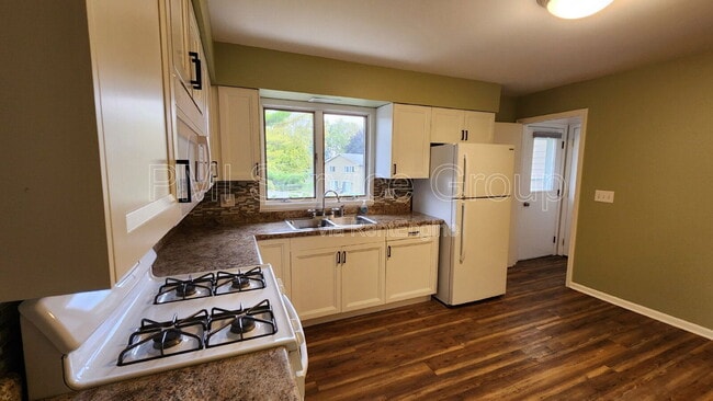 Building Photo - 410 Monroe St