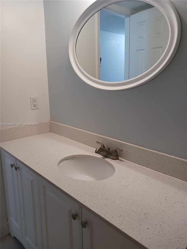 Foto del edificio - 405 Gardens Dr