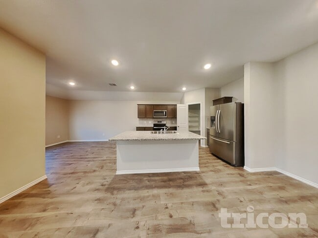 Foto del edificio - 3323 Hawkins Dr