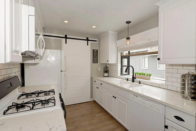 remodeled and upgraded kitchen - 14 Coventry Ln