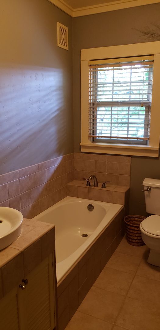 Foto del edificio - 2 BR/ 2 BA - Downtown House