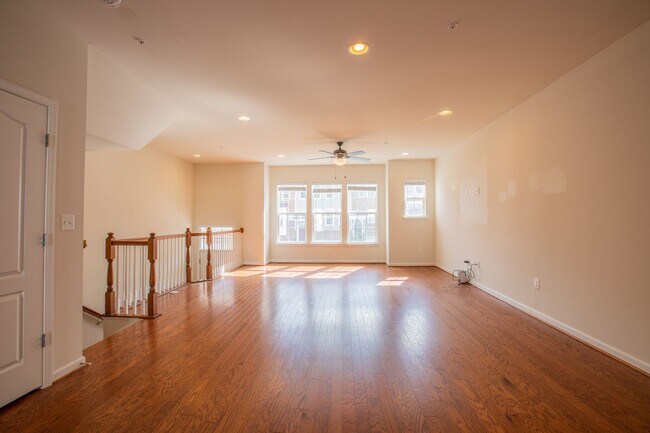 Foto del edificio - Beautiful 3 BR/2 Full BA & 2 Half BA Townh...