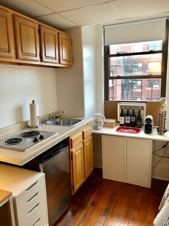Building Photo - Beautiful Studio Right on Beacon St