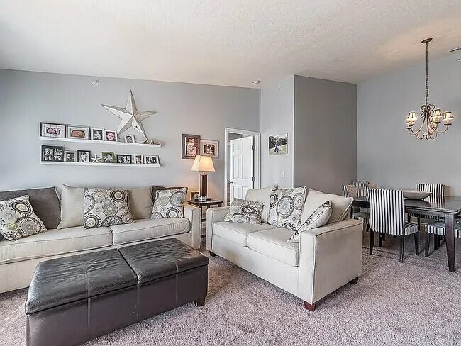 Foto del edificio - 1070 Larkspur Ct