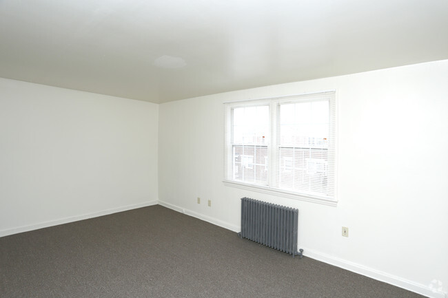 One Bedroom - Living Room - Welcome to Red Oak Apartments in Hamilton,...