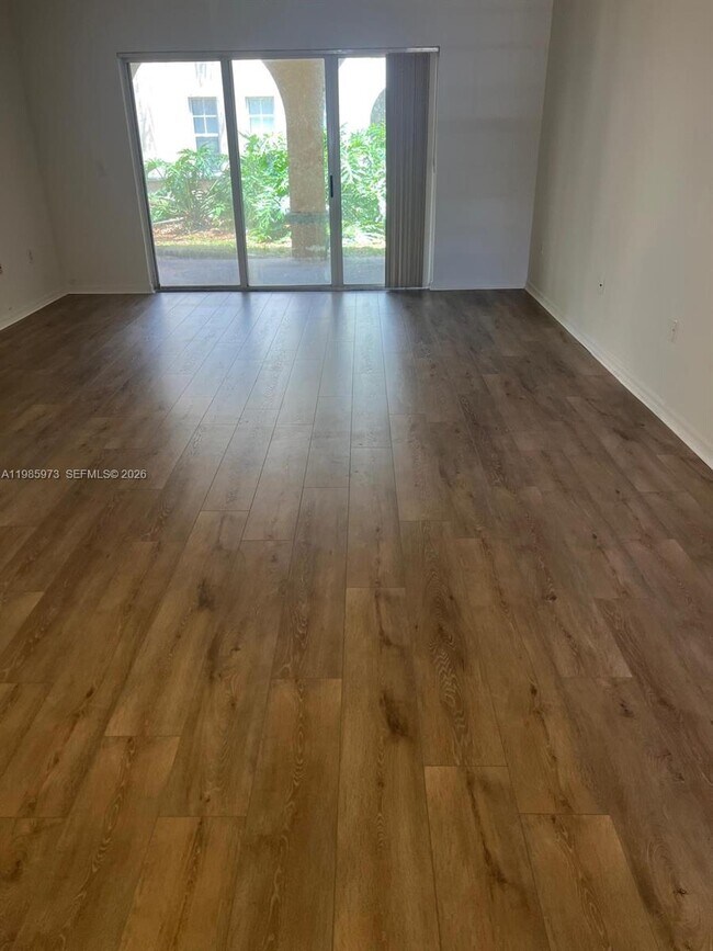 Foto del edificio - 2486 Centergate Dr